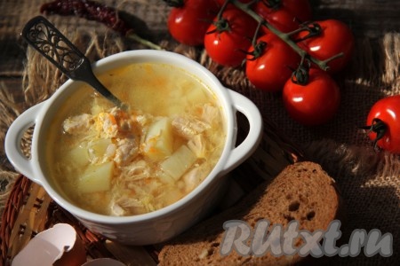 Подать вкусный, сытный куриный суп, приготовленный с рисом и яйцом, к столу. При подаче в тарелку можно добавить сметанку и рубленную зелень. Этот простой, насыщенный домашний супчик, наверняка, понравится любителям рисовых супов, попробуйте!
