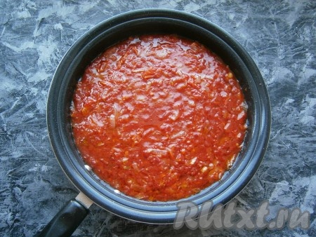 Протушить овощи на небольшом огне минут 5, немного посолив и всыпав сахар.
