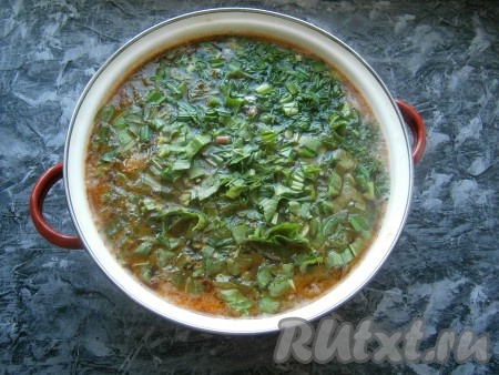 Когда картофель сварится, выложить в кастрюлю овощи, тушеные с томатом, и зелень, всыпать специи и приправу, перемешать.
