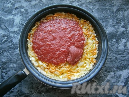 Обжарить на среднем огне лук с морковью до мягкости, иногда помешивая, затем добавить томатную пасту и влить томат (или томатный сок).
