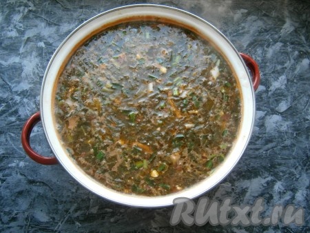 Яйца выложить в зеленый борщ, перемешать, проварить его еще минуты 3-4 и выключить огонь.
