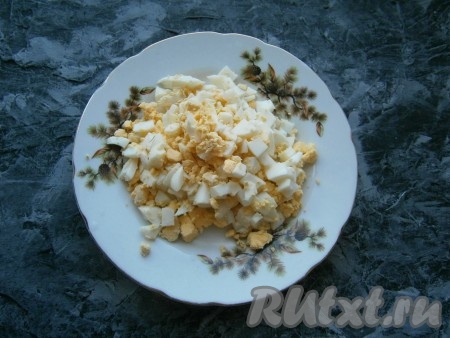 Сваренные вкрутую яйца порубить.
