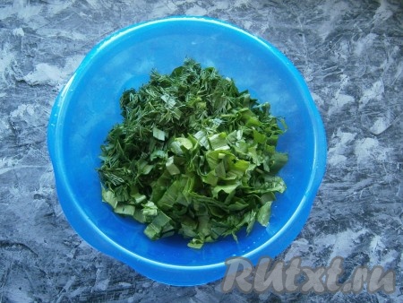 Щавель и зелень измельчить.
