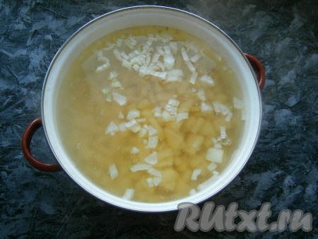 Морковь, картошку и лук очистить. Воду вскипятить в кастрюле, добавить нарезанный кусочками картофель, а также одну нарезанную кусочками луковицу и соль по вкусу. Варить картофель на небольшом огне 20-25 минут.
