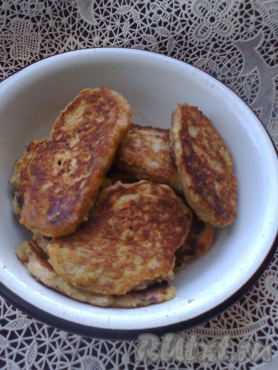 Из оставшегося овсяного жмыха можно приготовить вкусные оладьи. Для этого к жмыху надо добавить 5 столовых ложек кефира (я использовала 4 столовые ложки осадка от овсяного "молока" и 1 столовую ложку кефира), 0,5 чайной ложки соды, 2 столовые ложки сахара, 1 яйцо, горсть запаренного и обсушенного изюма, 1 небольшое натертое яблоко и муки около 6 столовых ложек, чтобы получилось тесто, как на оладьи. Вот такие получились оладьи.
