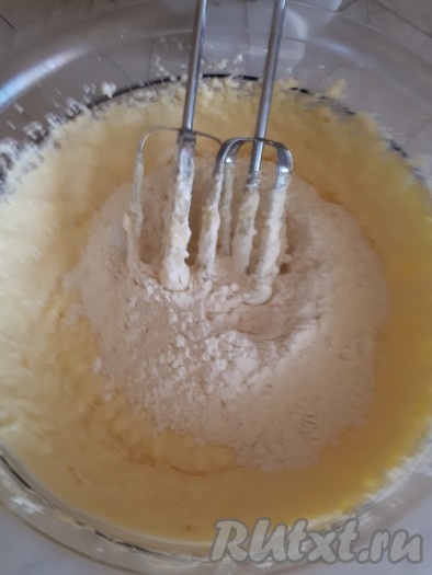 Муку просеять с разрыхлителем. Частями добавляя муку, осторожно перемешивать тесто миксером на небольших оборотах (можно перемешивать и столовой ложкой).