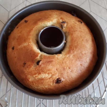 Поставить в заранее нагретую до 160 градусов духовку и выпекать, примерно, 60 минут. Для того чтобы проверить готовность кекса, проколите его сухой деревянной шпажкой, если на шпажке после прокола выпечки не останется следов теста, значит кекс готов. Вынуть готовый творожный кекс с изюмом из духовки, остудить сначала в форме, затем достать из формы и оставить до полного остывания.