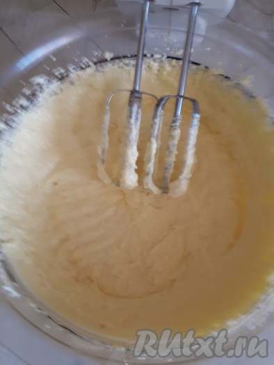 Добавить оставшийся творог и натёртую лимонную цедру, взбить миксером.