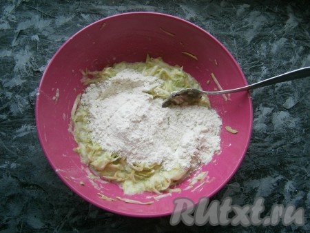 Тщательно перемешать получившуюся массу, всыпать муку.
