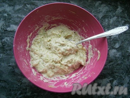 Снова перемешать, тесто получится в меру густым, похожим на тесто для оладий.
