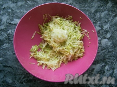 Натереть кабачок на крупной терке (молодой кабачок можно натирать, не очищая от кожуры), очищенную луковицу тоже натереть на терке.
