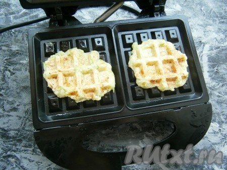 Закрыть вафельницу и выпекать вафли из кабачков около 4-5 минут.
