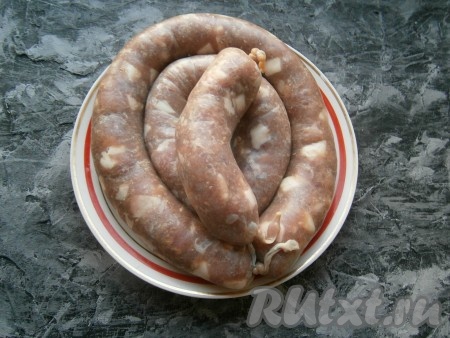 Кишки промыть под проточной водой, надев один конец на гусак крана, набить их фаршем не слишком плотно. Концы наполненных кишок крепко перевязать и соединить, чтобы колбаса получилась кольцами.
