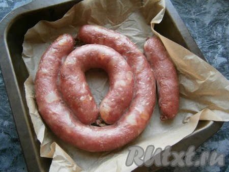 Духовку включить на 150-160 градусов и сразу же отправить в духовку колбасу. Время приготовления составляет около 1,5 часов. Домашняя "Краковская" колбаса приобретет красивый красноватый колбасный цвет и безумный аромат.
