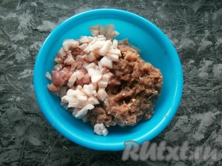 Тщательно перемешать мясо и пропустить через мясорубку с мелкой решеткой. Сало с прорезями мяса (или свиную грудинку) нарезать кубиками размером около 5-6 мм, добавить в приготовленный фарш.
