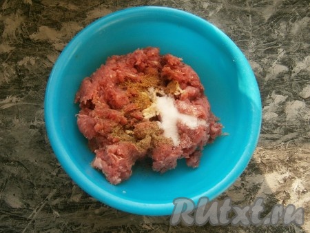 Перекрутить мясо на мясорубке с крупной решеткой, всыпать нитритную соль, сахар, черный и душистый перцы, пропущенный через пресс чеснок.
