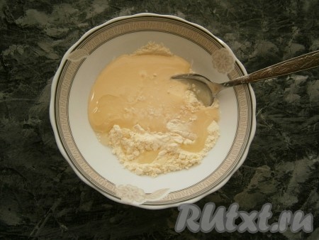 Добавить к сухому молоку сгущенное молоко.