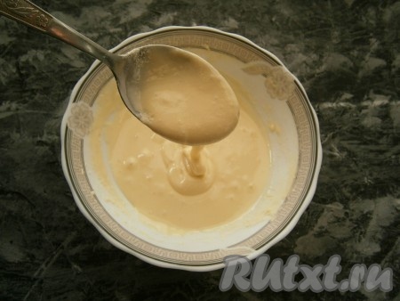 Влить лимонный сок и тщательно перемешать до однородности. Если глазурь получится жидковатой - добавляйте сухое молоко, если густоватой&nbsp; - добавьте сгущенки. Консистенция глазури - на ваше усмотрение, чем она гуще - тем дольше будет застывать, но и сильных потеков на куличах не будет.