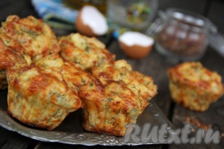 Маффины с курицей и сыром, замешанные на кефире, получаются очень аппетитными, пышными, сытными и вкусными, подать их можно и в тёплом, и в холодном виде. 
