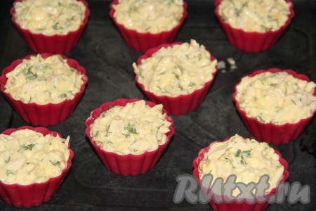 Разложить массу по силиконовым формам, заполняя их полностью.