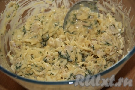 Перемешать массу ложкой.