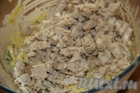 Добавить в тесто нарезанное куриное мясо.
