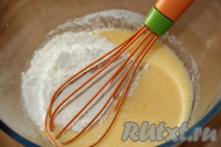 Затем всыпать муку и перемешать до однородности.