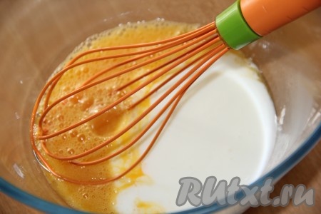 В получившуюся яичную массу влить кефир и перемешать венчиком.
