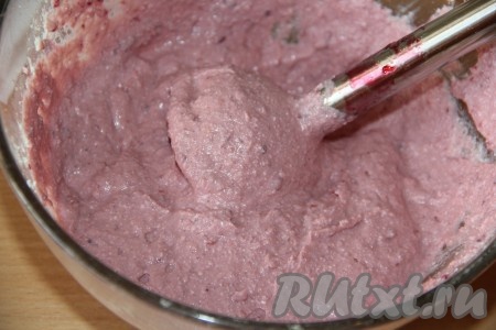 Пробить массу погружным блендером до однородного и гладкого состояния.
