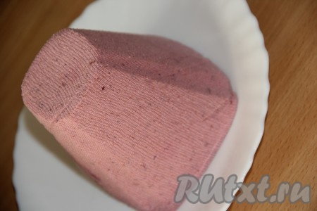 Перевернуть творожную пасху на тарелку и аккуратно снять форму и марлю.