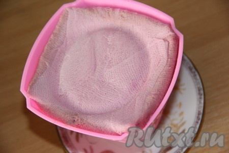 Творожная масса будет выделять сок, который будет сливаться в пиалу (или на тарелку), в которой стоит форма. Не забывайте периодически сливать этот сок. Готовую вишнёвую пасху достать из холодильника, развернуть верхний слой марли.
