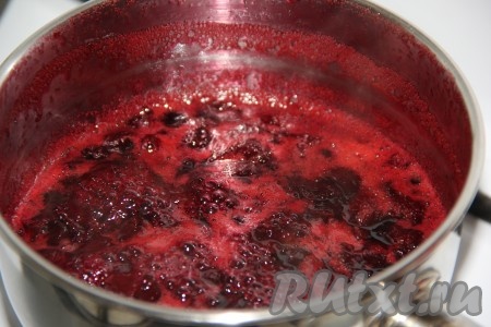 Поставить сотейник с вишней и сахаром на средний огонь и варить, иногда помешивая, в течение 30 минут с момента закипания на небольшом огне. Сироп слегка загустеет. Снять вишню с огня и остудить.
