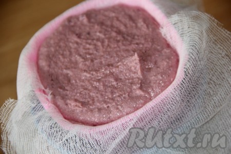 Выложить творожную массу в форму. Масса будет не густой!
