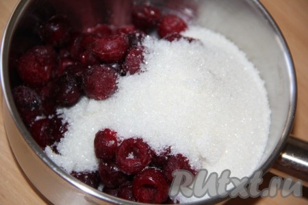 Сливочное масло заранее достать из холодильника и размягчить при комнатной температуре. Вишню предварительно размораживать не нужно. Соединить в сотейнике вишню и сахар.
