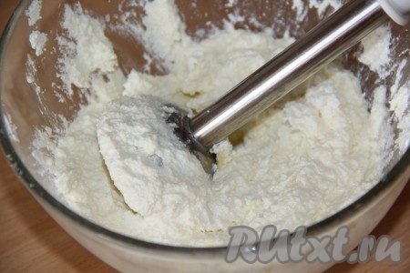 Пробить творог с маслом погружным блендером до однородного состояния.