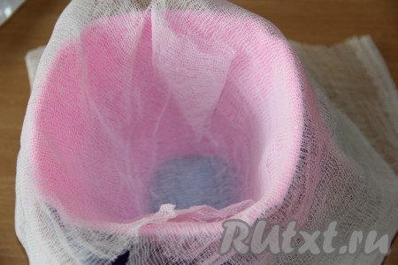 Форму для творожной пасхи выстелить марлей в два слоя, края марли должны свисать. У меня небольшая форма объёмом 450 грамм.
