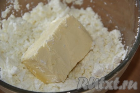 Творог лучше взять пожирнее (я использовала творог жирностью 9%). Перетереть творог через сито (или пробить погружным блендером). Затем добавить мягкое сливочное масло.
