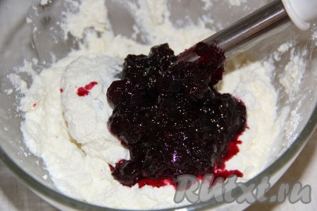 Добавить в творог вишнёвую массу.

