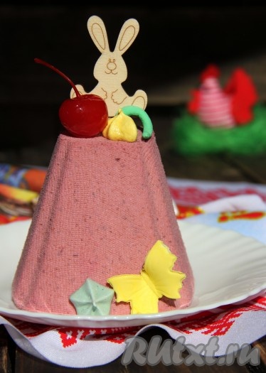 Украсить на ваше усмотрение. Вот такая красивая, яркая и очень вкусная творожная пасха с вишней получилась.
