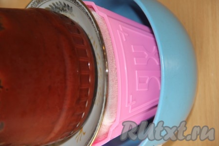 Поставить форму в пиалу (или на тарелку). Поверх формы с творожной массой поставить блюдце и гнёт (например, банку с вареньем) и отправить в холодильник минимум на 12-15 часов.
