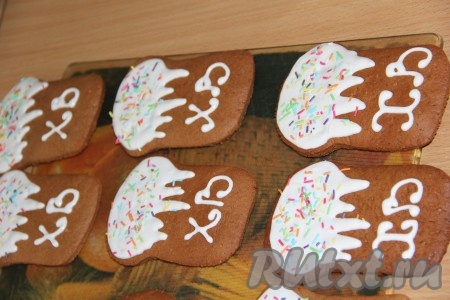 Готовое пасхальное печенье остудить. Поместить глазурь в кондитерский мешок, разрисовать ею остывшее печенье и сразу (пока глазурь не застыла) украсить кондитерской посыпкой.
