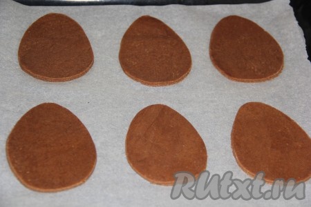 Выложить пасхальное печенье на противень, застеленный бумагой для выпечки.
