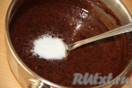 Затем всыпать соду и перемешать. Отставить пряную массу в сторону, она должна немного остыть.
