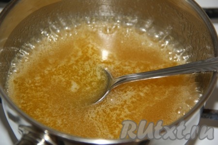 Содержимое кастрюли прогреть на среднем огне, помешивая, до полного растворения масла и сахара.
