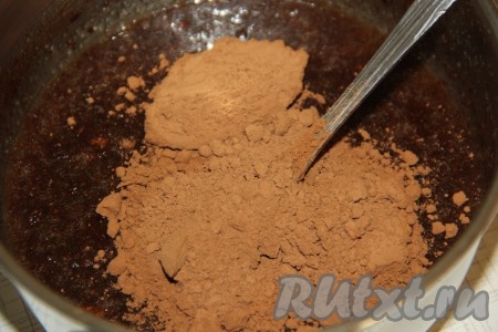 Перемешать, а затем добавить какао, тщательно перемешать.
