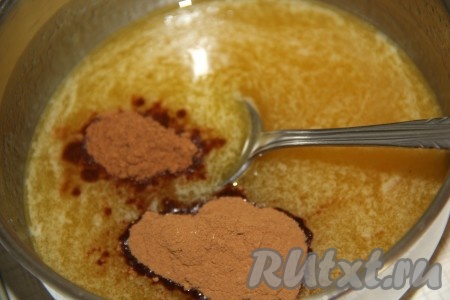 Снять кастрюлю с огня, всыпать мускатный орех и корицу.
