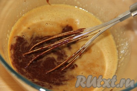 В яичную смесь добавить пряную массу, перемешать венчиком.
