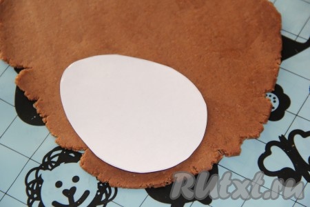 По истечении времени тесто раскатать в пласт толщиной, примерно, 0,5 мм и вырезать печенье любой формы. У меня шаблон яйца и кулича.
