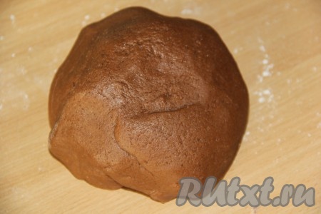 Затем, постепенно подсыпая муку, замесить не липнущее к рукам,&nbsp;эластичное тесто. Поместить его в пакет и убрать в холодильник минимум на 10 часов.
