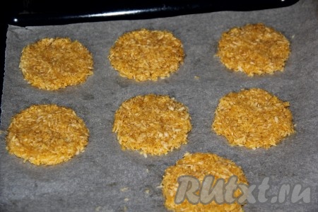 Противень застелить пергаментом. Выложить массу на противень и сформировать круги размером 6х6 см толщиной, примерно, 0,5 см.
